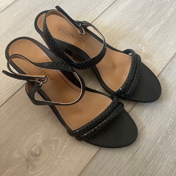 Vionic 'Emmy' Women's 8M Lizard Orthotic Comfort Sandal Black Leather Wedge - Picture 3 of 7